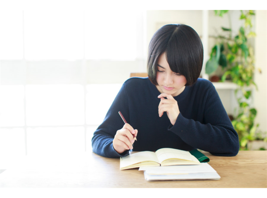 勉強している女子大生